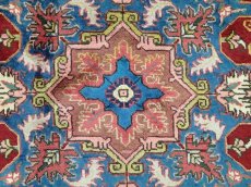 画像10: 美品 ペルシャ 絨毯 ヘリス 3.5m リビング ダイニング 大判 6畳 サイズ  350 x 250 cm 71 手織り トライバル ラグ 天然 ウール 敷物 マット カーペット エンジ ワインレッド メダリオン 草木 花 柄 ヴィンテージ ビンテージ OLD 2〜3人掛けソファの足元に (10)