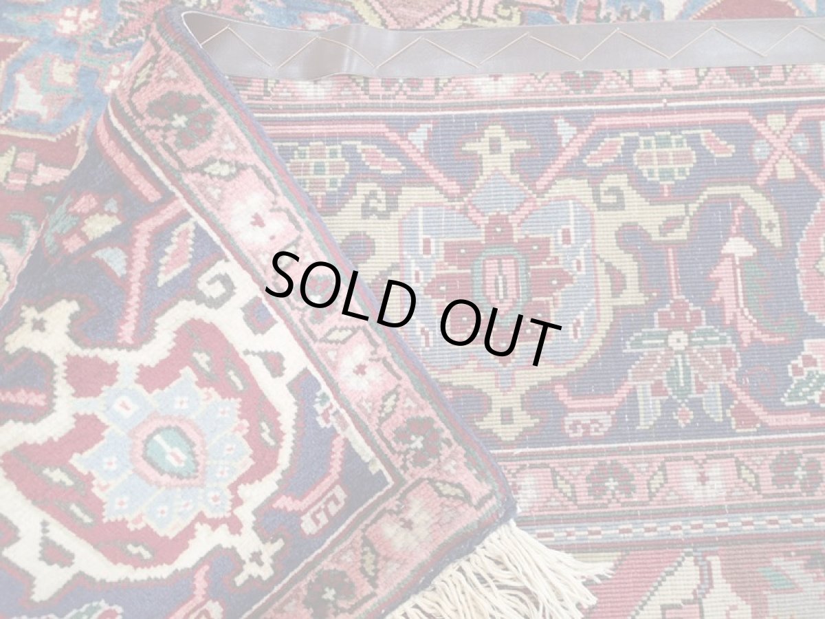 画像14: 美品 ペルシャ 絨毯 ヘリス 3.5m リビング ダイニング 大判 6畳 サイズ  350 x 250 cm 71 手織り トライバル ラグ 天然 ウール 敷物 マット カーペット エンジ ワインレッド メダリオン 草木 花 柄 ヴィンテージ ビンテージ OLD 2〜3人掛けソファの足元に (14)