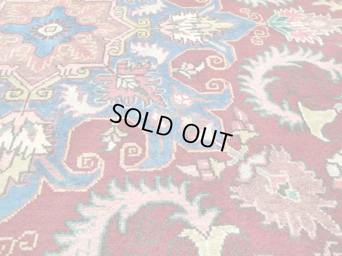 画像11: 美品 ペルシャ 絨毯 ヘリス 3.5m リビング ダイニング 大判 6畳 サイズ  350 x 250 cm 71 手織り トライバル ラグ 天然 ウール 敷物 マット カーペット エンジ ワインレッド メダリオン 草木 花 柄 ヴィンテージ ビンテージ OLD 2〜3人掛けソファの足元に (11)