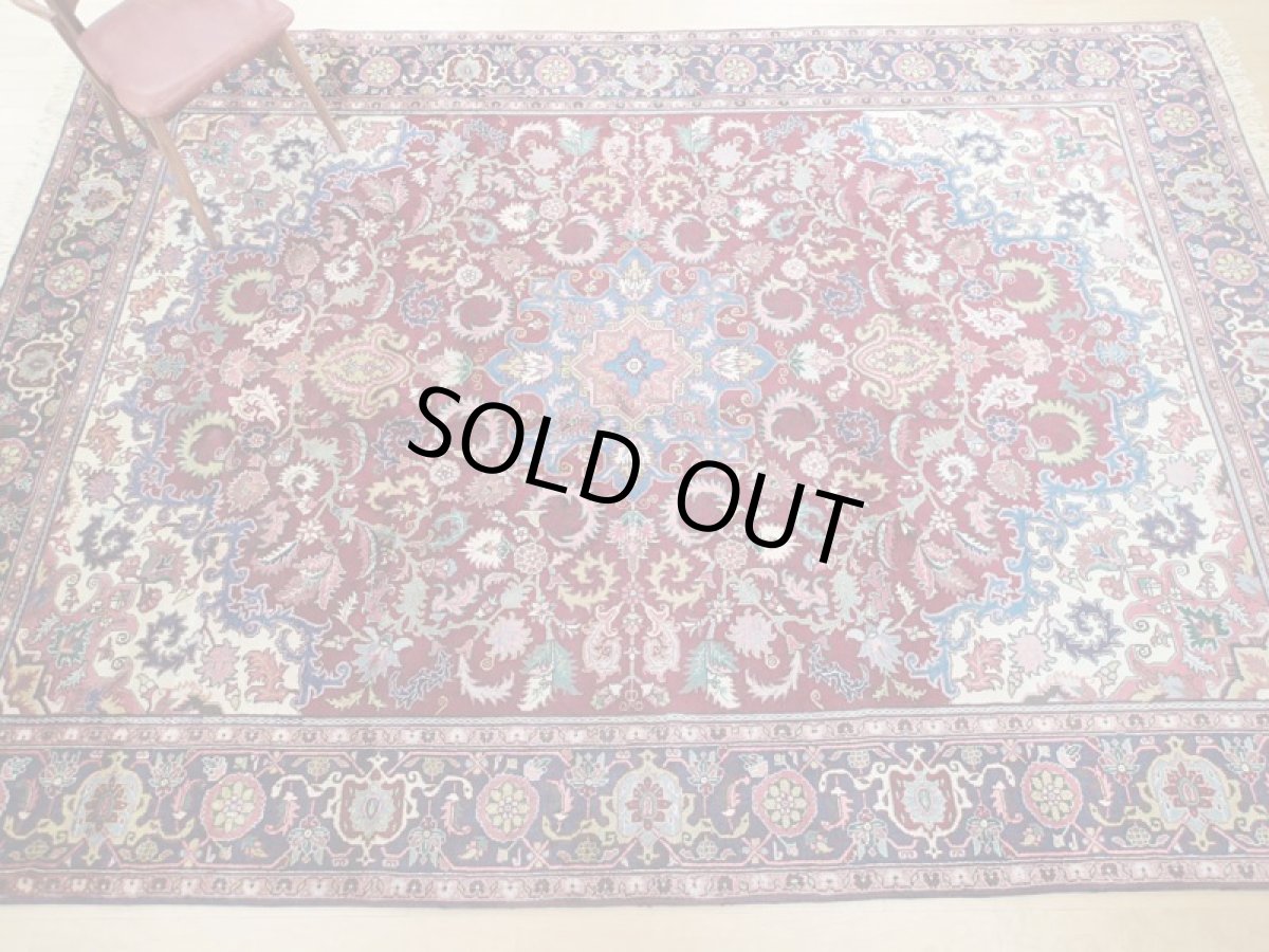 画像4: 美品 ペルシャ 絨毯 ヘリス 3.5m リビング ダイニング 大判 6畳 サイズ  350 x 250 cm 71 手織り トライバル ラグ 天然 ウール 敷物 マット カーペット エンジ ワインレッド メダリオン 草木 花 柄 ヴィンテージ ビンテージ OLD 2〜3人掛けソファの足元に (4)