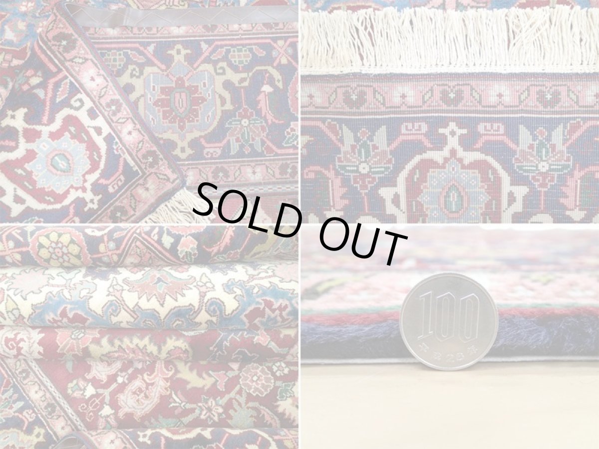 画像20: 美品 ペルシャ 絨毯 ヘリス 3.5m リビング ダイニング 大判 6畳 サイズ  350 x 250 cm 71 手織り トライバル ラグ 天然 ウール 敷物 マット カーペット エンジ ワインレッド メダリオン 草木 花 柄 ヴィンテージ ビンテージ OLD 2〜3人掛けソファの足元に (20)