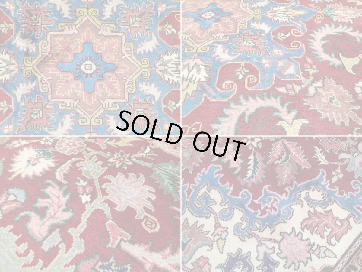 画像16: 美品 ペルシャ 絨毯 ヘリス 3.5m リビング ダイニング 大判 6畳 サイズ  350 x 250 cm 71 手織り トライバル ラグ 天然 ウール 敷物 マット カーペット エンジ ワインレッド メダリオン 草木 花 柄 ヴィンテージ ビンテージ OLD 2〜3人掛けソファの足元に (16)