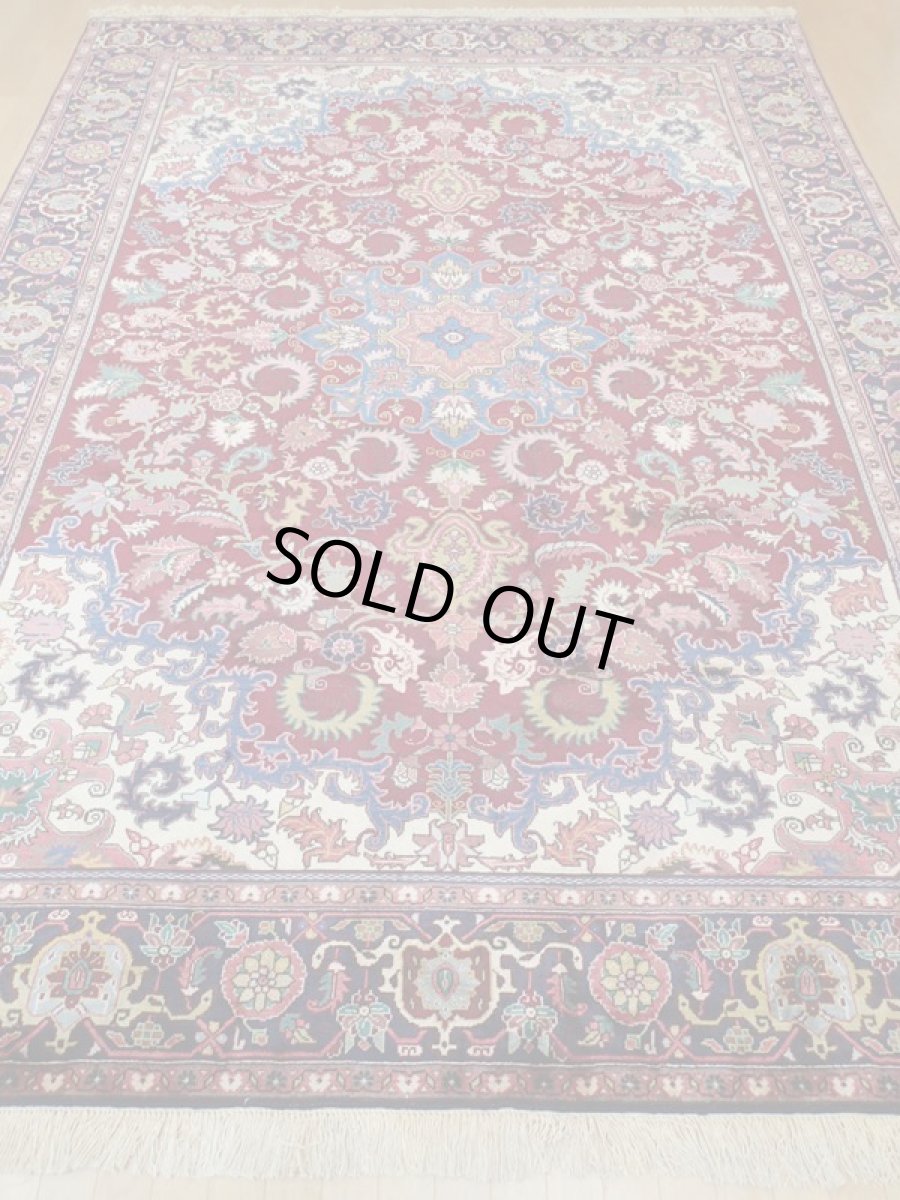 画像5: 美品 ペルシャ 絨毯 ヘリス 3.5m リビング ダイニング 大判 6畳 サイズ  350 x 250 cm 71 手織り トライバル ラグ 天然 ウール 敷物 マット カーペット エンジ ワインレッド メダリオン 草木 花 柄 ヴィンテージ ビンテージ OLD 2〜3人掛けソファの足元に (5)