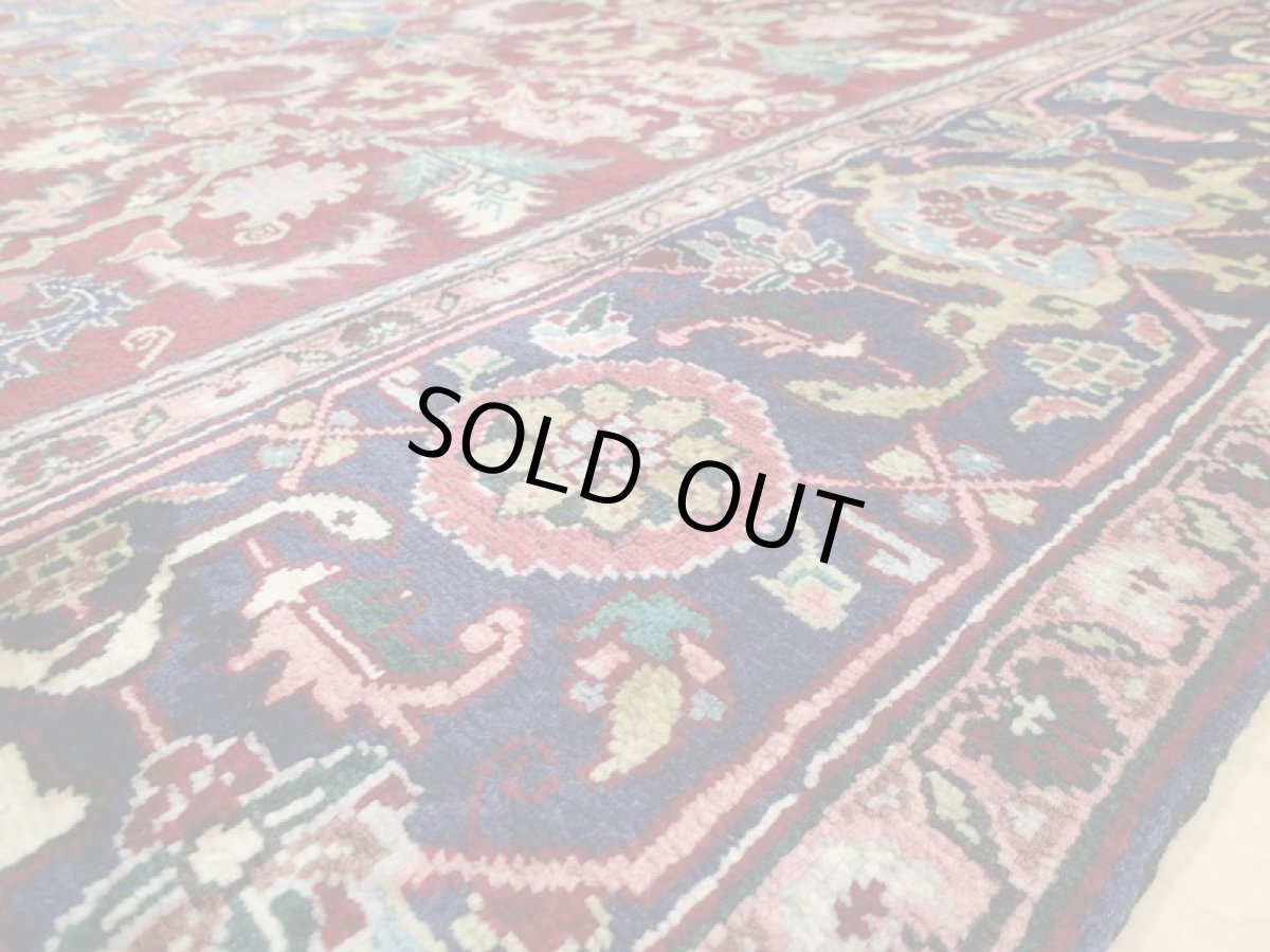 画像13: 美品 ペルシャ 絨毯 ヘリス 3.5m リビング ダイニング 大判 6畳 サイズ  350 x 250 cm 71 手織り トライバル ラグ 天然 ウール 敷物 マット カーペット エンジ ワインレッド メダリオン 草木 花 柄 ヴィンテージ ビンテージ OLD 2〜3人掛けソファの足元に (13)