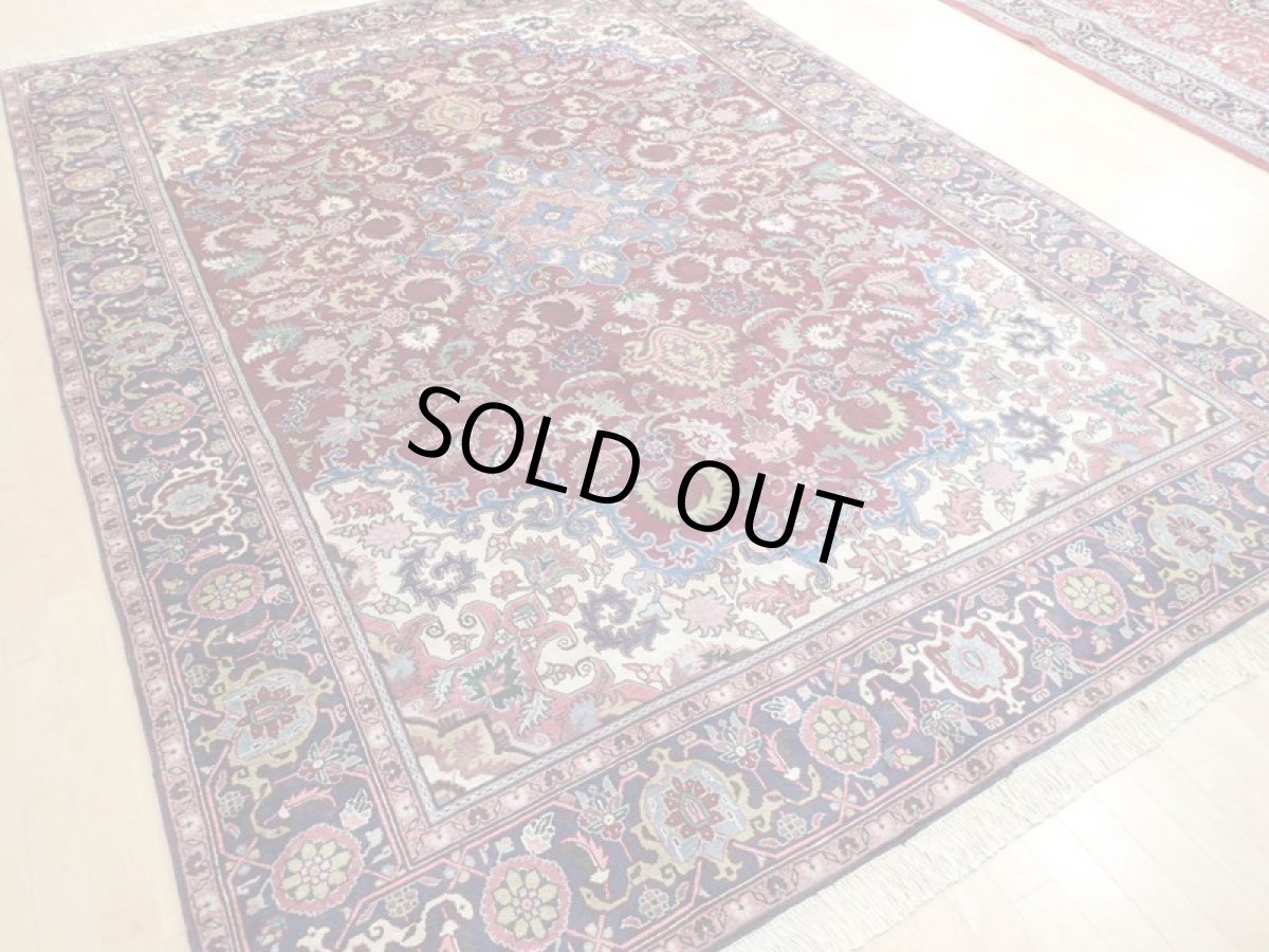 画像6: 美品 ペルシャ 絨毯 ヘリス 3.5m リビング ダイニング 大判 6畳 サイズ  350 x 250 cm 71 手織り トライバル ラグ 天然 ウール 敷物 マット カーペット エンジ ワインレッド メダリオン 草木 花 柄 ヴィンテージ ビンテージ OLD 2〜3人掛けソファの足元に (6)