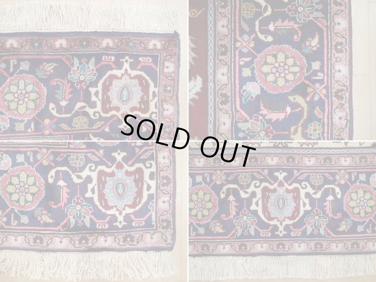 画像19: 美品 ペルシャ 絨毯 ヘリス 3.5m リビング ダイニング 大判 6畳 サイズ  350 x 250 cm 71 手織り トライバル ラグ 天然 ウール 敷物 マット カーペット エンジ ワインレッド メダリオン 草木 花 柄 ヴィンテージ ビンテージ OLD 2〜3人掛けソファの足元に (19)