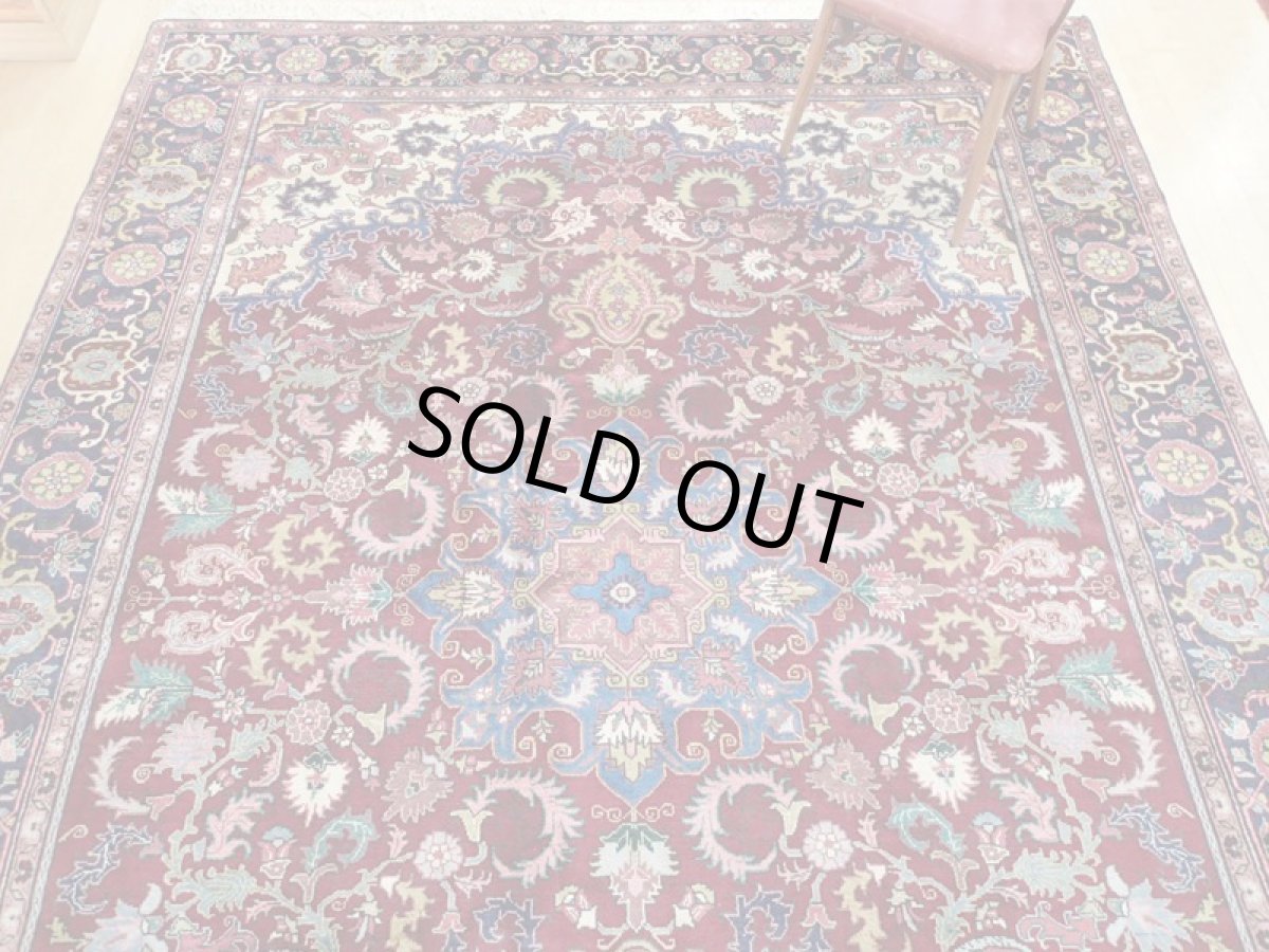 画像9: 美品 ペルシャ 絨毯 ヘリス 3.5m リビング ダイニング 大判 6畳 サイズ  350 x 250 cm 71 手織り トライバル ラグ 天然 ウール 敷物 マット カーペット エンジ ワインレッド メダリオン 草木 花 柄 ヴィンテージ ビンテージ OLD 2〜3人掛けソファの足元に (9)