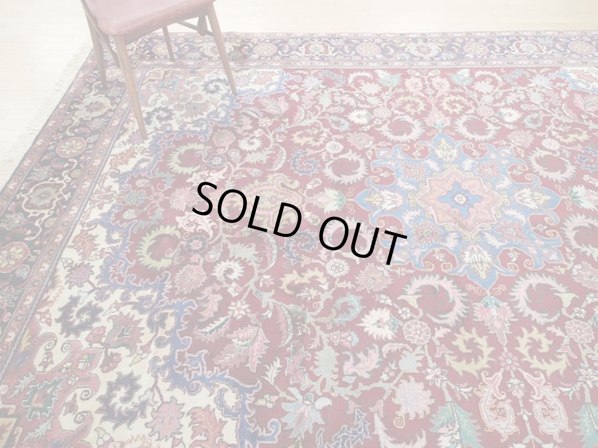 画像2: 美品 ペルシャ 絨毯 ヘリス 3.5m リビング ダイニング 大判 6畳 サイズ  350 x 250 cm 71 手織り トライバル ラグ 天然 ウール 敷物 マット カーペット エンジ ワインレッド メダリオン 草木 花 柄 ヴィンテージ ビンテージ OLD 2〜3人掛けソファの足元に (2)