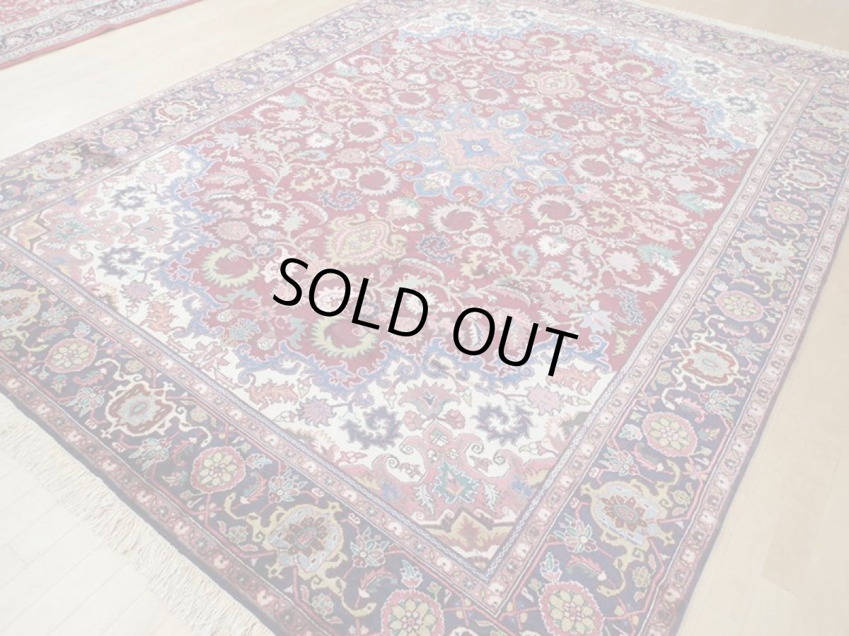 画像7: 美品 ペルシャ 絨毯 ヘリス 3.5m リビング ダイニング 大判 6畳 サイズ  350 x 250 cm 71 手織り トライバル ラグ 天然 ウール 敷物 マット カーペット エンジ ワインレッド メダリオン 草木 花 柄 ヴィンテージ ビンテージ OLD 2〜3人掛けソファの足元に (7)