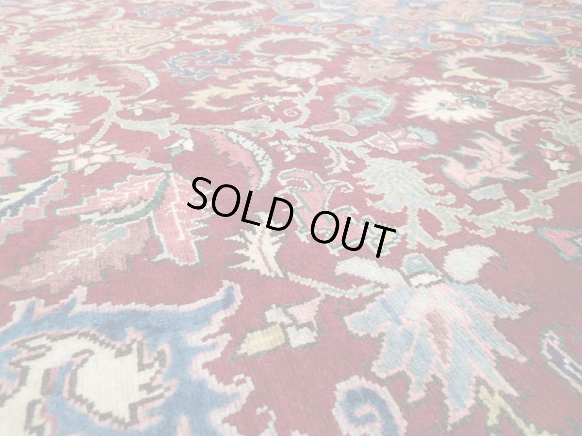 画像12: 美品 ペルシャ 絨毯 ヘリス 3.5m リビング ダイニング 大判 6畳 サイズ  350 x 250 cm 71 手織り トライバル ラグ 天然 ウール 敷物 マット カーペット エンジ ワインレッド メダリオン 草木 花 柄 ヴィンテージ ビンテージ OLD 2〜3人掛けソファの足元に (12)