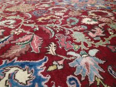 画像12: 美品 ペルシャ 絨毯 ヘリス 3.5m リビング ダイニング 大判 6畳 サイズ  350 x 250 cm 71 手織り トライバル ラグ 天然 ウール 敷物 マット カーペット エンジ ワインレッド メダリオン 草木 花 柄 ヴィンテージ ビンテージ OLD 2〜3人掛けソファの足元に (12)