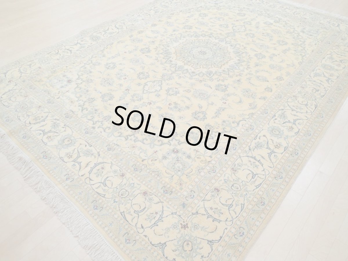 画像7: 新品 ペルシャ 絨毯 9la ナイン 3.4m リビング ダイニング 大判 6畳 サイズ 340 x 250 cm 92 後染め ウール 手織り ラグ ハンドメイド カーペット 敷物 クラシック スタイル レモン 黄 イエロー 2〜3人掛けソファの足元に (7)