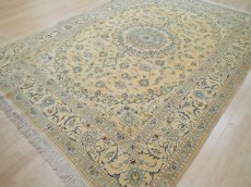 画像7: 新品 ペルシャ 絨毯 9la ナイン 3.4m リビング ダイニング 大判 6畳 サイズ 340 x 250 cm 92 後染め ウール 手織り ラグ ハンドメイド カーペット 敷物 クラシック スタイル レモン 黄 イエロー 2〜3人掛けソファの足元に (7)