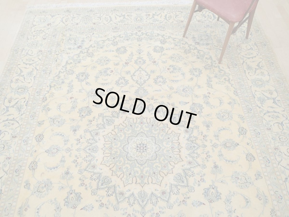 画像9: 新品 ペルシャ 絨毯 9la ナイン 3.4m リビング ダイニング 大判 6畳 サイズ 340 x 250 cm 92 後染め ウール 手織り ラグ ハンドメイド カーペット 敷物 クラシック スタイル レモン 黄 イエロー 2〜3人掛けソファの足元に (9)