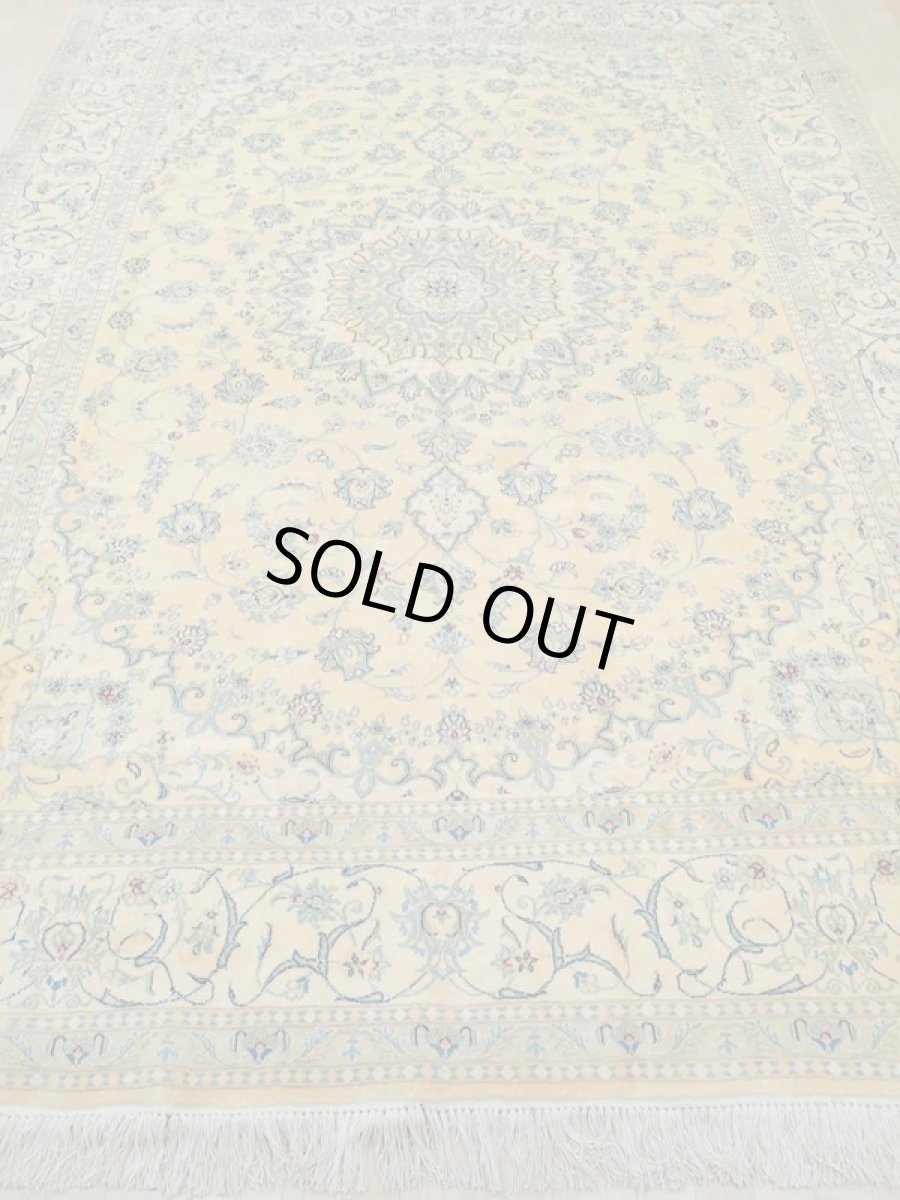 画像5: 新品 ペルシャ 絨毯 9la ナイン 3.4m リビング ダイニング 大判 6畳 サイズ 340 x 250 cm 92 後染め ウール 手織り ラグ ハンドメイド カーペット 敷物 クラシック スタイル レモン 黄 イエロー 2〜3人掛けソファの足元に (5)