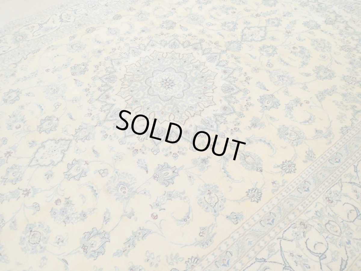 画像10: 新品 ペルシャ 絨毯 9la ナイン 3.4m リビング ダイニング 大判 6畳 サイズ 340 x 250 cm 92 後染め ウール 手織り ラグ ハンドメイド カーペット 敷物 クラシック スタイル レモン 黄 イエロー 2〜3人掛けソファの足元に (10)