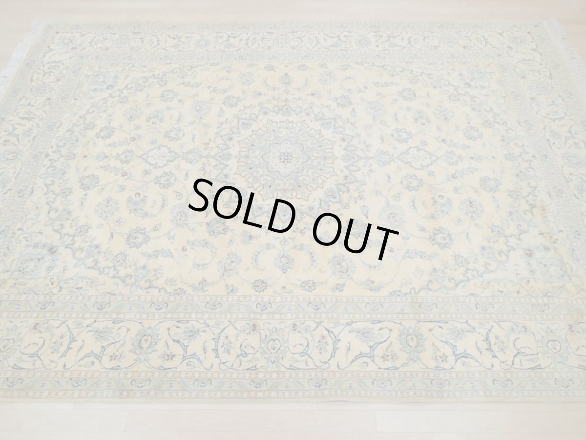 画像3: 新品 ペルシャ 絨毯 9la ナイン 3.4m リビング ダイニング 大判 6畳 サイズ 340 x 250 cm 92 後染め ウール 手織り ラグ ハンドメイド カーペット 敷物 クラシック スタイル レモン 黄 イエロー 2〜3人掛けソファの足元に (3)