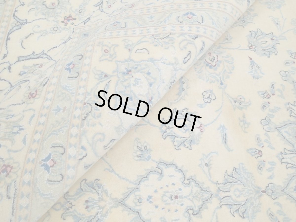 画像13: 新品 ペルシャ 絨毯 9la ナイン 3.4m リビング ダイニング 大判 6畳 サイズ 340 x 250 cm 92 後染め ウール 手織り ラグ ハンドメイド カーペット 敷物 クラシック スタイル レモン 黄 イエロー 2〜3人掛けソファの足元に (13)