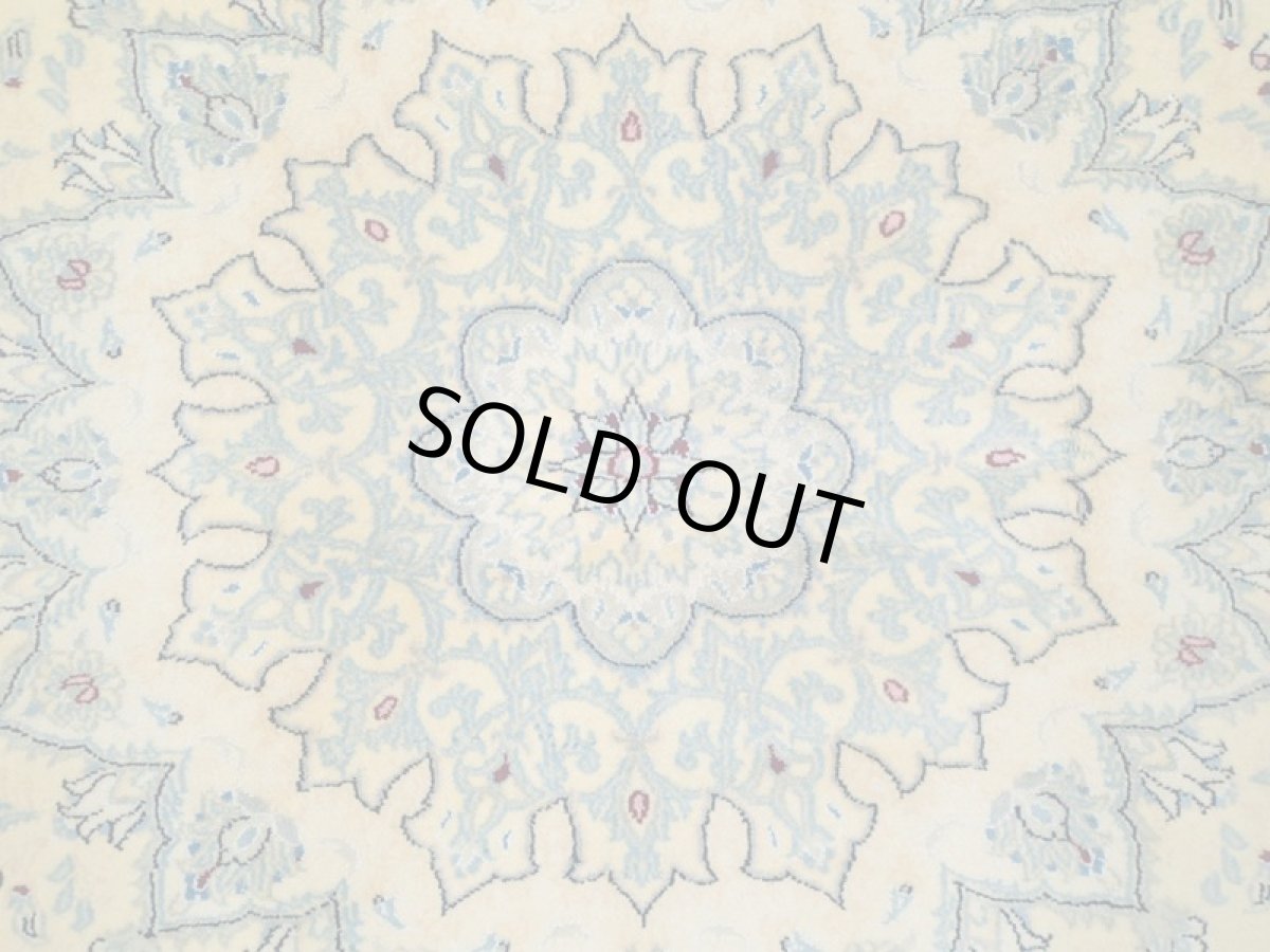 画像12: 新品 ペルシャ 絨毯 9la ナイン 3.4m リビング ダイニング 大判 6畳 サイズ 340 x 250 cm 92 後染め ウール 手織り ラグ ハンドメイド カーペット 敷物 クラシック スタイル レモン 黄 イエロー 2〜3人掛けソファの足元に (12)