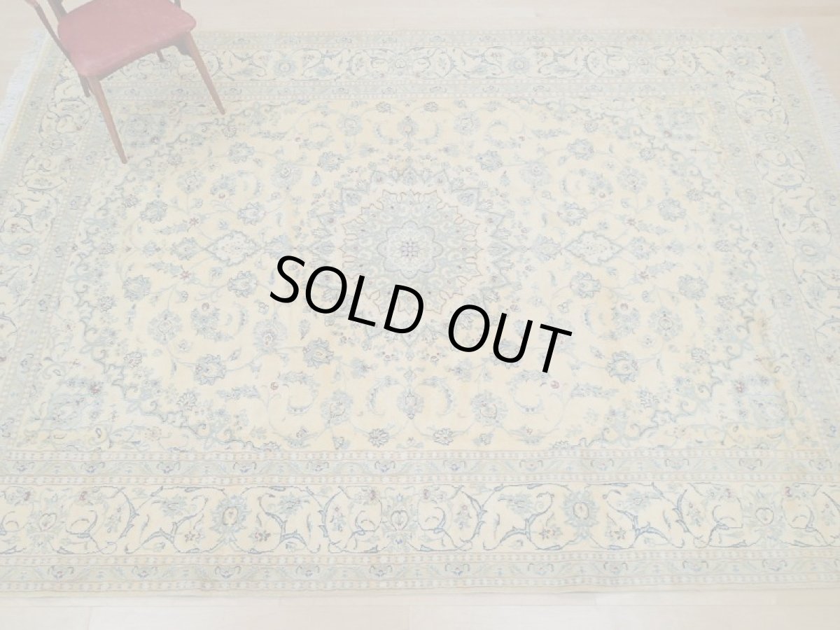 画像4: 新品 ペルシャ 絨毯 9la ナイン 3.4m リビング ダイニング 大判 6畳 サイズ 340 x 250 cm 92 後染め ウール 手織り ラグ ハンドメイド カーペット 敷物 クラシック スタイル レモン 黄 イエロー 2〜3人掛けソファの足元に (4)