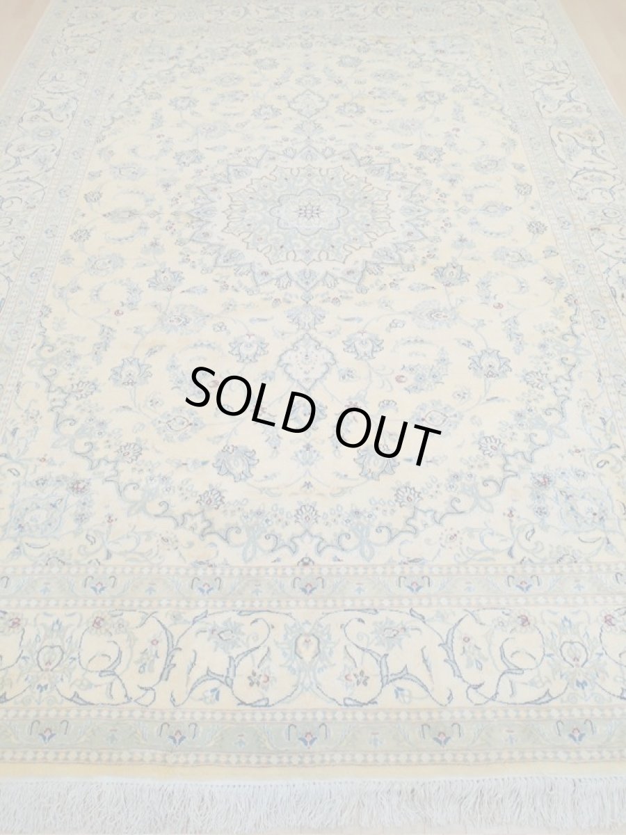 画像6: 新品 ペルシャ 絨毯 9la ナイン 3.4m リビング ダイニング 大判 6畳 サイズ 340 x 250 cm 92 後染め ウール 手織り ラグ ハンドメイド カーペット 敷物 クラシック スタイル レモン 黄 イエロー 2〜3人掛けソファの足元に (6)