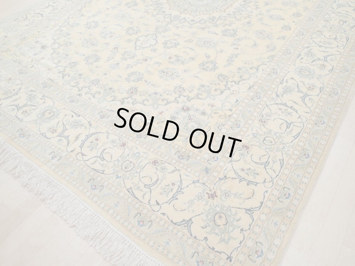 画像11: 新品 ペルシャ 絨毯 9la ナイン 3.4m リビング ダイニング 大判 6畳 サイズ 340 x 250 cm 92 後染め ウール 手織り ラグ ハンドメイド カーペット 敷物 クラシック スタイル レモン 黄 イエロー 2〜3人掛けソファの足元に (11)