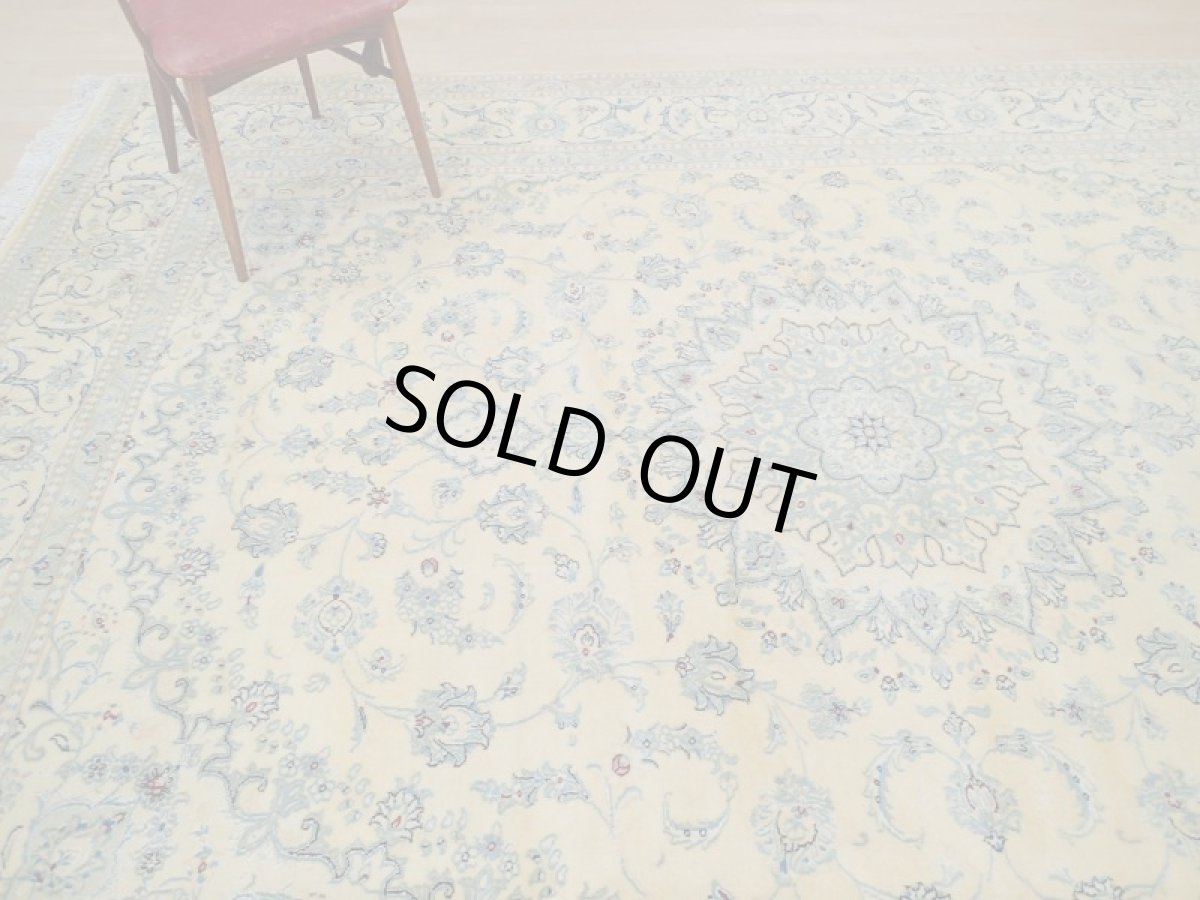 画像2: 新品 ペルシャ 絨毯 9la ナイン 3.4m リビング ダイニング 大判 6畳 サイズ 340 x 250 cm 92 後染め ウール 手織り ラグ ハンドメイド カーペット 敷物 クラシック スタイル レモン 黄 イエロー 2〜3人掛けソファの足元に (2)