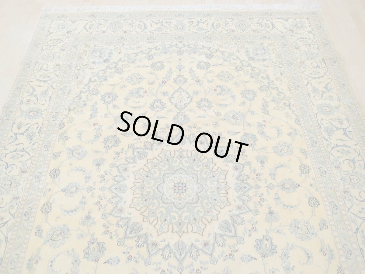 画像8: 新品 ペルシャ 絨毯 9la ナイン 3.4m リビング ダイニング 大判 6畳 サイズ 340 x 250 cm 92 後染め ウール 手織り ラグ ハンドメイド カーペット 敷物 クラシック スタイル レモン 黄 イエロー 2〜3人掛けソファの足元に (8)