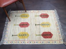 画像3: 新品 ペルシャ ギャッベ 1.2m アクセント サイズ 115 x 90 cm n208 ハンドメイド ギャベ 手織り トライバル ラグ 天然 ウール 敷物 マット カーペット クリーム 生成り 黄 マルチカラー 木 糸杉 n-n208-115090h081 (3)