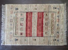 画像2: 新品 ペルシャ ギャッベ 1.3m アクセント サイズ 124 x 88 cm n218 ハンドメイド ギャベ 手織り トライバル ラグ 天然 ウール 敷物 マット カーペット 茶 赤 女の子 花畑 2人掛けソファの足元や玄関マットにも (2)