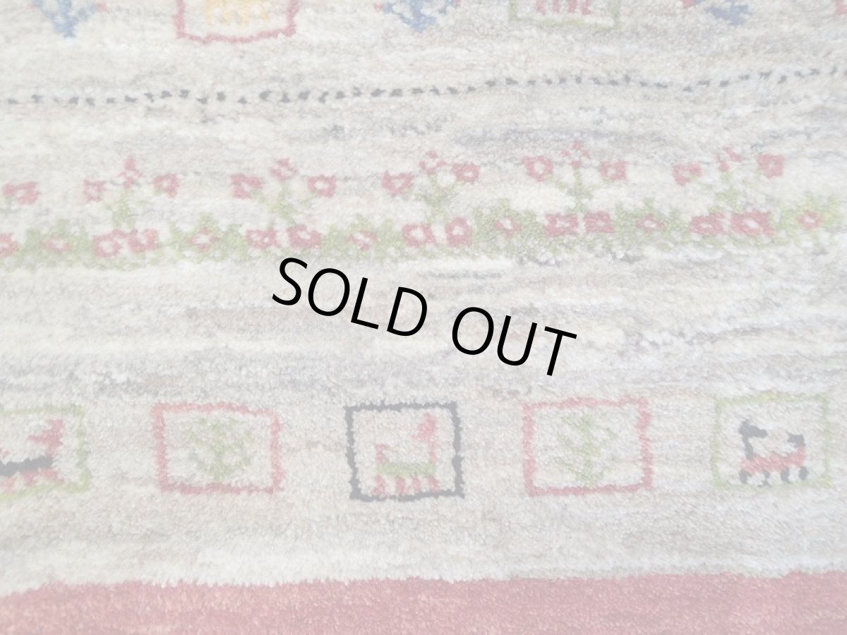 画像10: 新品 ペルシャ ギャッベ 1.3m アクセント サイズ 124 x 88 cm n218 ハンドメイド ギャベ 手織り トライバル ラグ 天然 ウール 敷物 マット カーペット 茶 赤 女の子 花畑 2人掛けソファの足元や玄関マットにも (10)