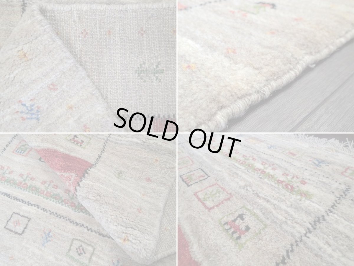 画像19: 新品 ペルシャ ギャッベ 1.3m アクセント サイズ 124 x 88 cm n218 ハンドメイド ギャベ 手織り トライバル ラグ 天然 ウール 敷物 マット カーペット 茶 赤 女の子 花畑 2人掛けソファの足元や玄関マットにも (19)