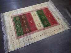 画像4: 新品 ペルシャ ギャッベ 1.3m アクセント サイズ 125 x 92 cm n213 ハンドメイド ギャベ 手織り トライバル ラグ 天然 ウール 敷物 マット カーペット クリーム 緑 赤 子供部屋や玄関マットにも (4)