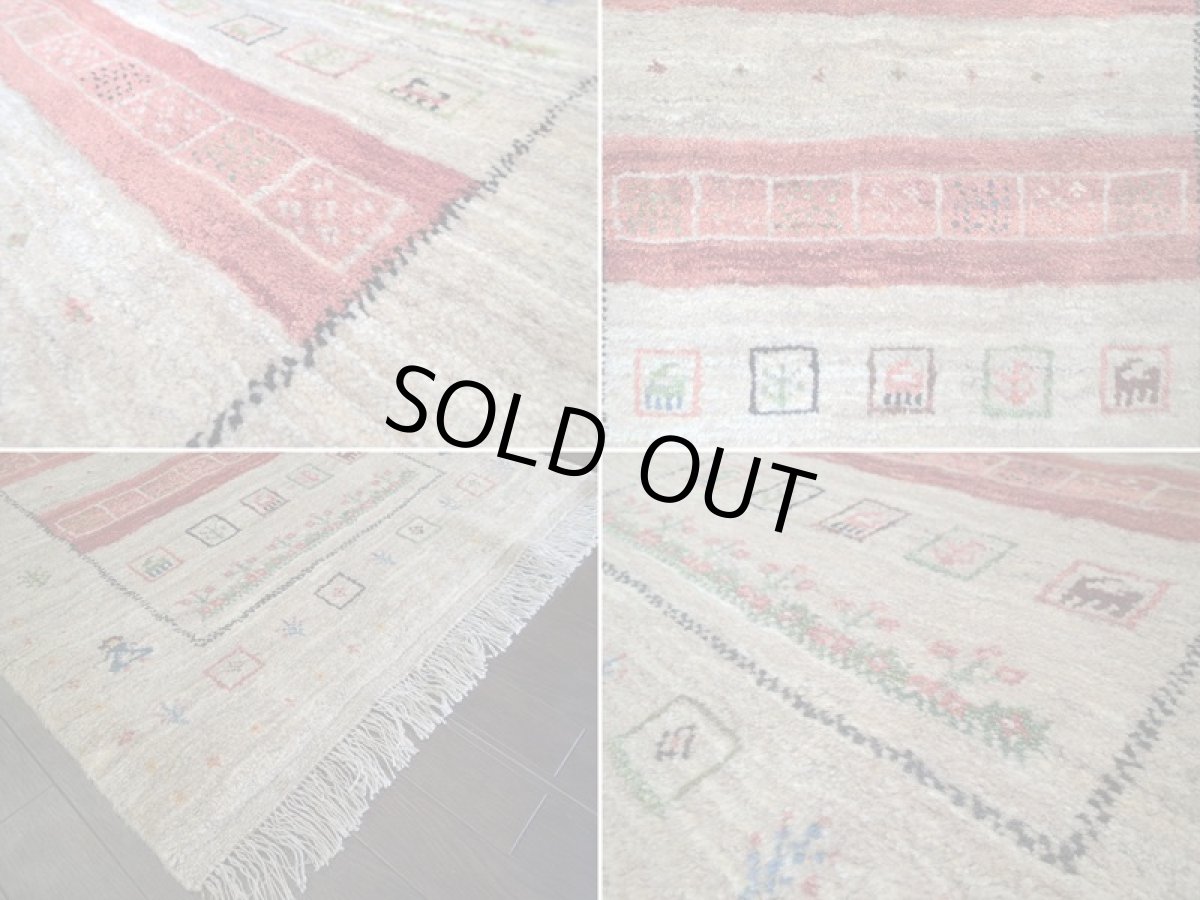 画像17: 新品 ペルシャ ギャッベ 1.3m アクセント サイズ 124 x 88 cm n218 ハンドメイド ギャベ 手織り トライバル ラグ 天然 ウール 敷物 マット カーペット 茶 赤 女の子 花畑 2人掛けソファの足元や玄関マットにも (17)