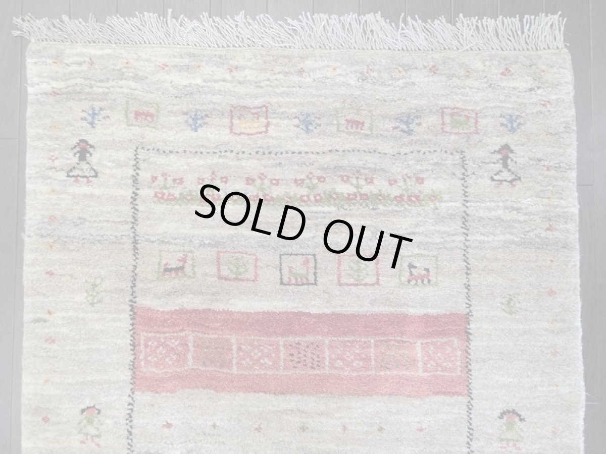 画像5: 新品 ペルシャ ギャッベ 1.3m アクセント サイズ 124 x 88 cm n218 ハンドメイド ギャベ 手織り トライバル ラグ 天然 ウール 敷物 マット カーペット 茶 赤 女の子 花畑 2人掛けソファの足元や玄関マットにも (5)