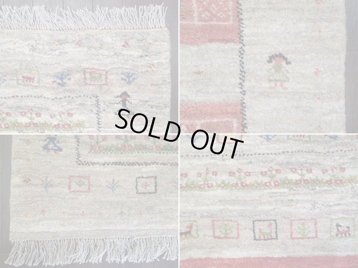 画像18: 新品 ペルシャ ギャッベ 1.3m アクセント サイズ 124 x 88 cm n218 ハンドメイド ギャベ 手織り トライバル ラグ 天然 ウール 敷物 マット カーペット 茶 赤 女の子 花畑 2人掛けソファの足元や玄関マットにも (18)