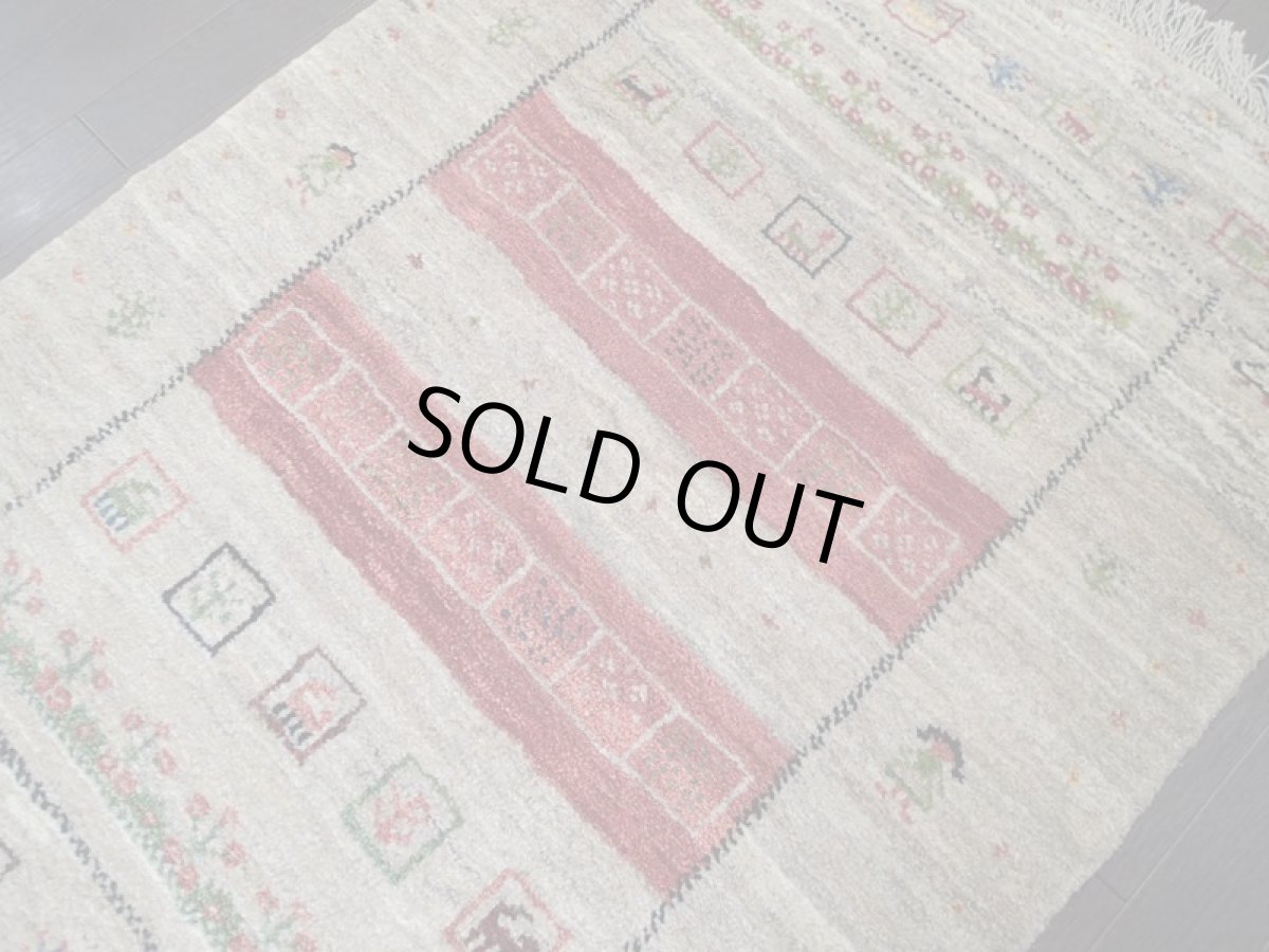 画像6: 新品 ペルシャ ギャッベ 1.3m アクセント サイズ 124 x 88 cm n218 ハンドメイド ギャベ 手織り トライバル ラグ 天然 ウール 敷物 マット カーペット 茶 赤 女の子 花畑 2人掛けソファの足元や玄関マットにも (6)