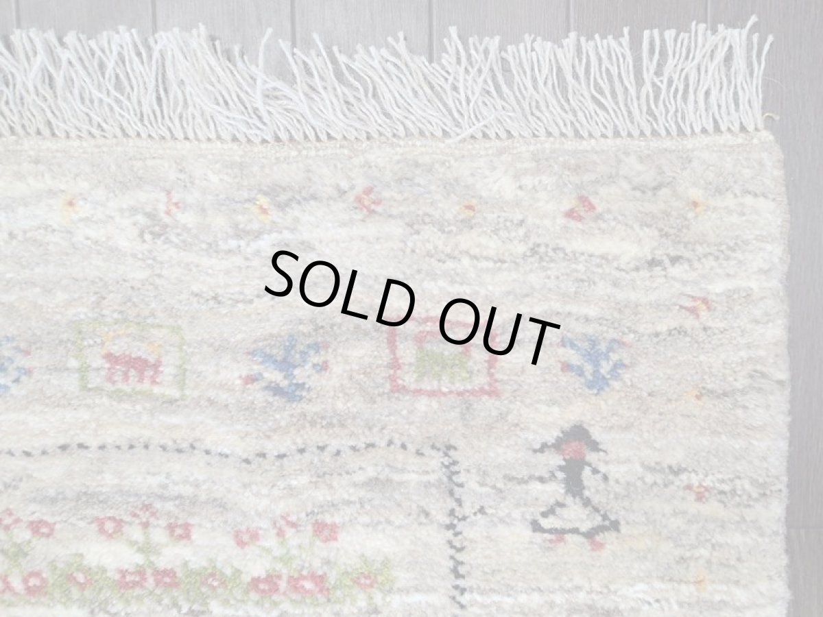 画像8: 新品 ペルシャ ギャッベ 1.3m アクセント サイズ 124 x 88 cm n218 ハンドメイド ギャベ 手織り トライバル ラグ 天然 ウール 敷物 マット カーペット 茶 赤 女の子 花畑 2人掛けソファの足元や玄関マットにも (8)