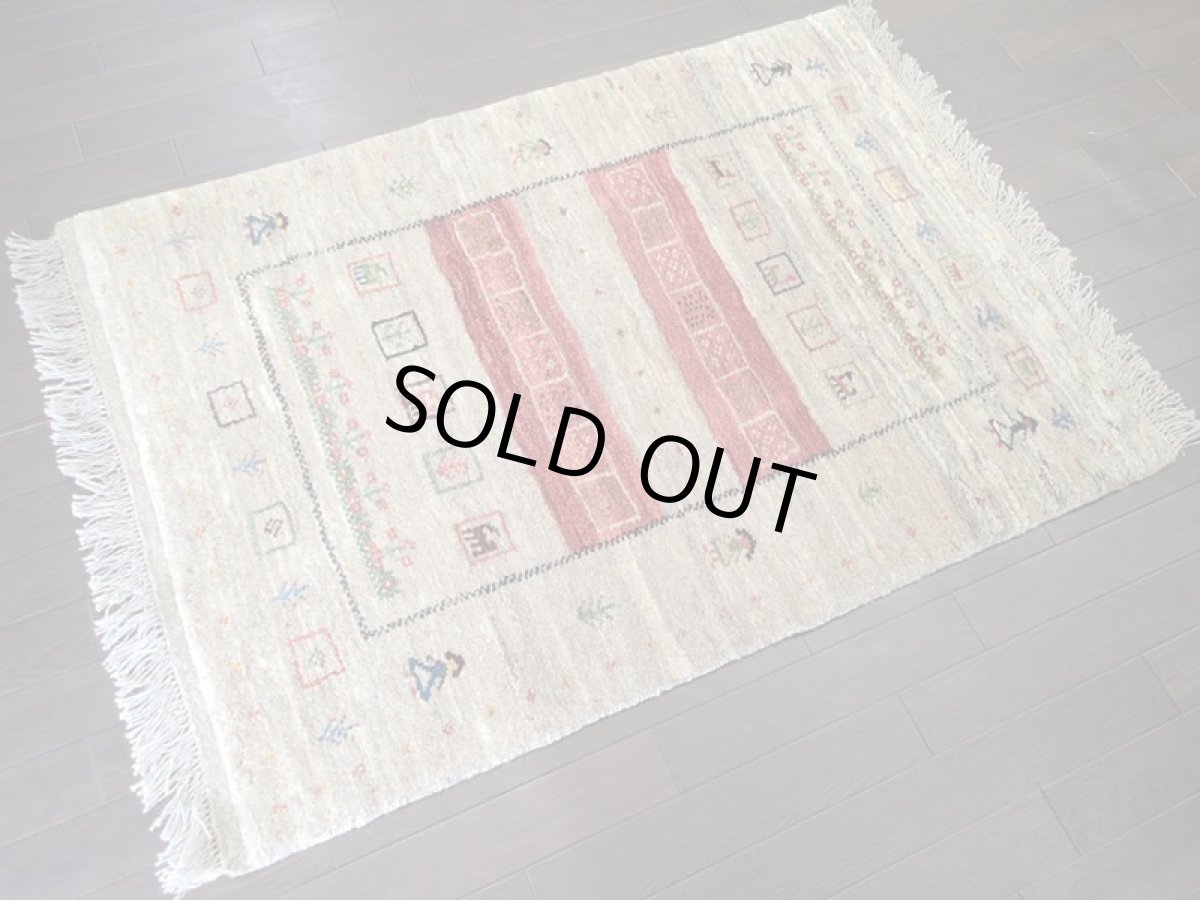 画像4: 新品 ペルシャ ギャッベ 1.3m アクセント サイズ 124 x 88 cm n218 ハンドメイド ギャベ 手織り トライバル ラグ 天然 ウール 敷物 マット カーペット 茶 赤 女の子 花畑 2人掛けソファの足元や玄関マットにも (4)