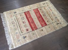 画像4: 新品 ペルシャ ギャッベ 1.3m アクセント サイズ 124 x 88 cm n218 ハンドメイド ギャベ 手織り トライバル ラグ 天然 ウール 敷物 マット カーペット 茶 赤 女の子 花畑 2人掛けソファの足元や玄関マットにも (4)