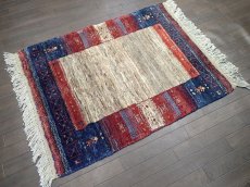 画像4: 新品 ペルシャ ギャッベ 1.2m アクセント サイズ 118 x 93 cm f177 ハンドメイド ギャベ 手織り トライバル ラグ 天然 ウール 敷物 マット カーペット 茶 紺 赤 女の子 花畑 子供部屋や玄関マットにも n-f177-118093h081 (4)