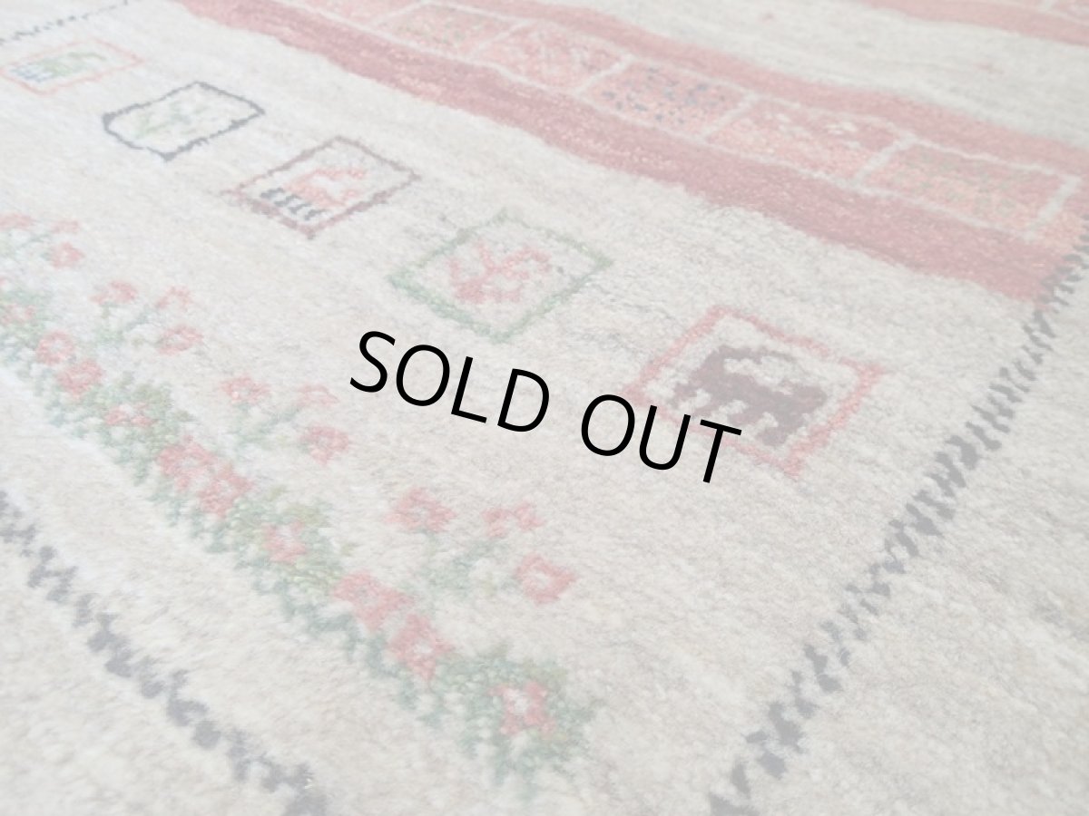 画像11: 新品 ペルシャ ギャッベ 1.3m アクセント サイズ 124 x 88 cm n218 ハンドメイド ギャベ 手織り トライバル ラグ 天然 ウール 敷物 マット カーペット 茶 赤 女の子 花畑 2人掛けソファの足元や玄関マットにも (11)