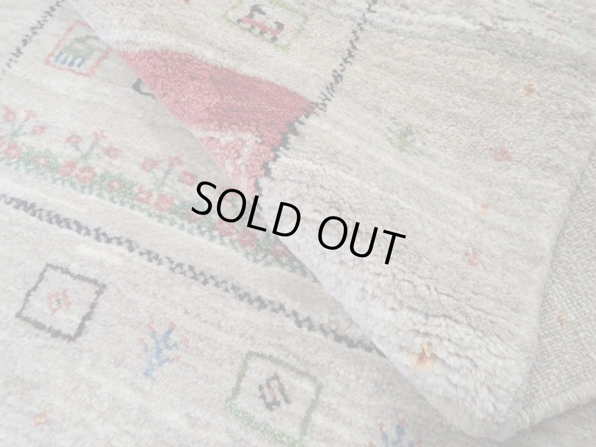 画像14: 新品 ペルシャ ギャッベ 1.3m アクセント サイズ 124 x 88 cm n218 ハンドメイド ギャベ 手織り トライバル ラグ 天然 ウール 敷物 マット カーペット 茶 赤 女の子 花畑 2人掛けソファの足元や玄関マットにも (14)