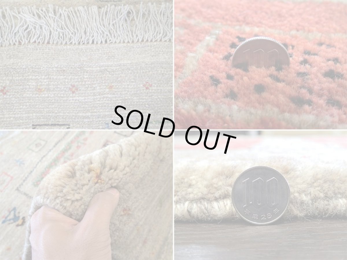 画像20: 新品 ペルシャ ギャッベ 1.3m アクセント サイズ 124 x 88 cm n218 ハンドメイド ギャベ 手織り トライバル ラグ 天然 ウール 敷物 マット カーペット 茶 赤 女の子 花畑 2人掛けソファの足元や玄関マットにも (20)