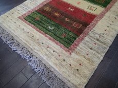 画像7: 新品 ペルシャ ギャッベ 1.3m アクセント サイズ 125 x 92 cm n213 ハンドメイド ギャベ 手織り トライバル ラグ 天然 ウール 敷物 マット カーペット クリーム 緑 赤 子供部屋や玄関マットにも (7)