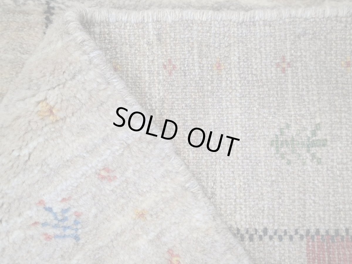 画像13: 新品 ペルシャ ギャッベ 1.3m アクセント サイズ 124 x 88 cm n218 ハンドメイド ギャベ 手織り トライバル ラグ 天然 ウール 敷物 マット カーペット 茶 赤 女の子 花畑 2人掛けソファの足元や玄関マットにも (13)