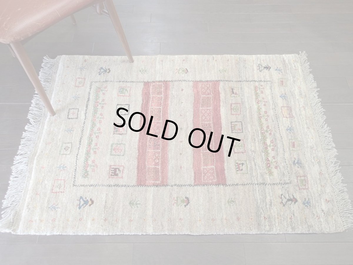 画像3: 新品 ペルシャ ギャッベ 1.3m アクセント サイズ 124 x 88 cm n218 ハンドメイド ギャベ 手織り トライバル ラグ 天然 ウール 敷物 マット カーペット 茶 赤 女の子 花畑 2人掛けソファの足元や玄関マットにも (3)