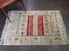 画像3: 新品 ペルシャ ギャッベ 1.3m アクセント サイズ 124 x 88 cm n218 ハンドメイド ギャベ 手織り トライバル ラグ 天然 ウール 敷物 マット カーペット 茶 赤 女の子 花畑 2人掛けソファの足元や玄関マットにも (3)