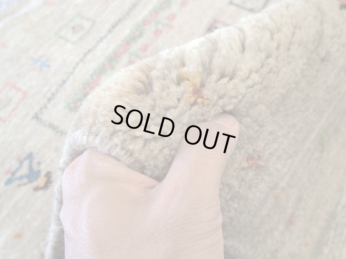 画像15: 新品 ペルシャ ギャッベ 1.3m アクセント サイズ 124 x 88 cm n218 ハンドメイド ギャベ 手織り トライバル ラグ 天然 ウール 敷物 マット カーペット 茶 赤 女の子 花畑 2人掛けソファの足元や玄関マットにも (15)