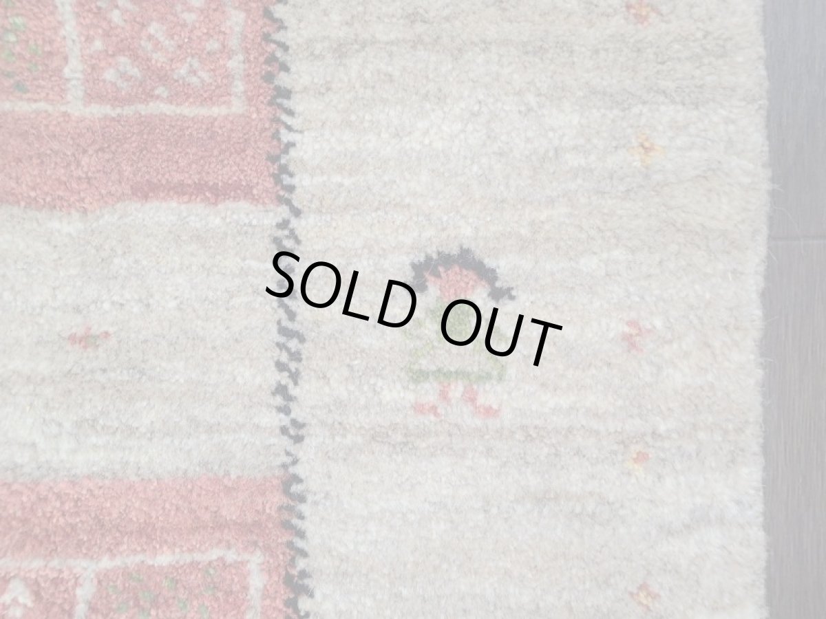 画像9: 新品 ペルシャ ギャッベ 1.3m アクセント サイズ 124 x 88 cm n218 ハンドメイド ギャベ 手織り トライバル ラグ 天然 ウール 敷物 マット カーペット 茶 赤 女の子 花畑 2人掛けソファの足元や玄関マットにも (9)